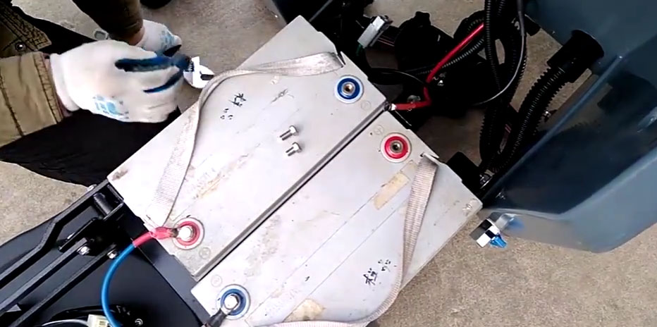 旭潔洗地機(jī)：怎么樣維護(hù)電瓶式洗地機(jī)的電瓶？